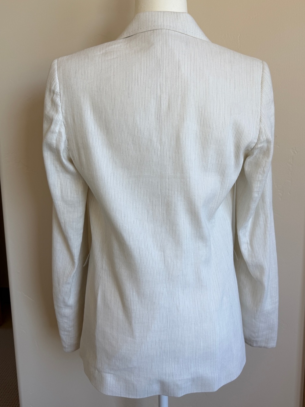 Elie Tahari Ivory Linen Blend Double-Breasted Blazer | Size 6 - Picture 2 of 6